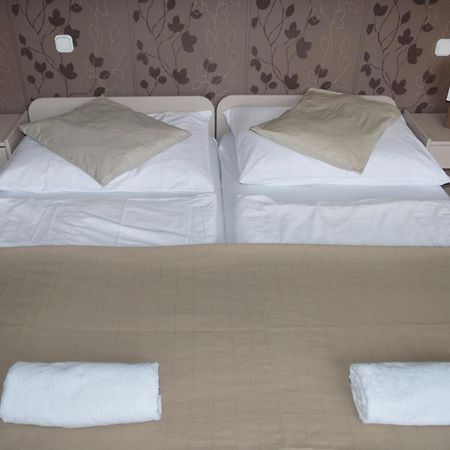 Csolnok Pollushof Panzio Es Etterem B&B 객실 사진