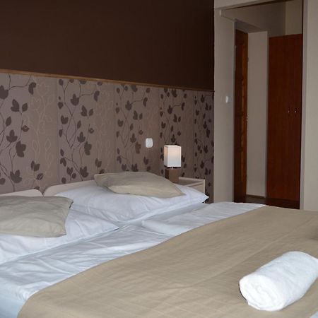 Csolnok Pollushof Panzio Es Etterem B&B 객실 사진