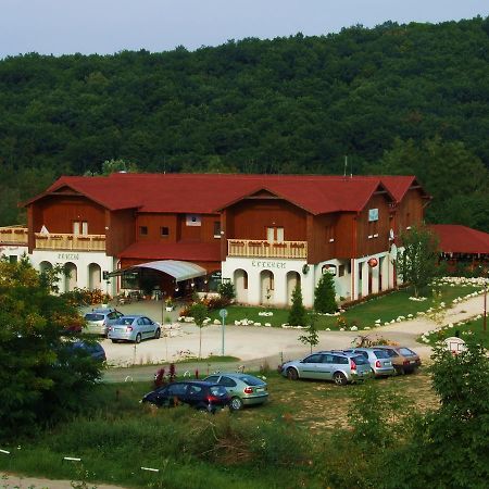 Csolnok Pollushof Panzio Es Etterem B&B 외부 사진