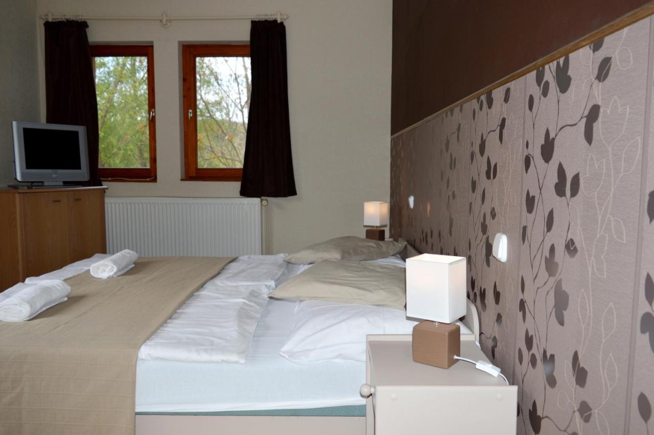 Csolnok Pollushof Panzio Es Etterem B&B 외부 사진