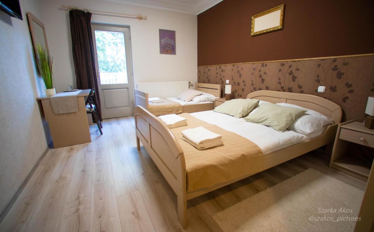 Csolnok Pollushof Panzio Es Etterem B&B 외부 사진