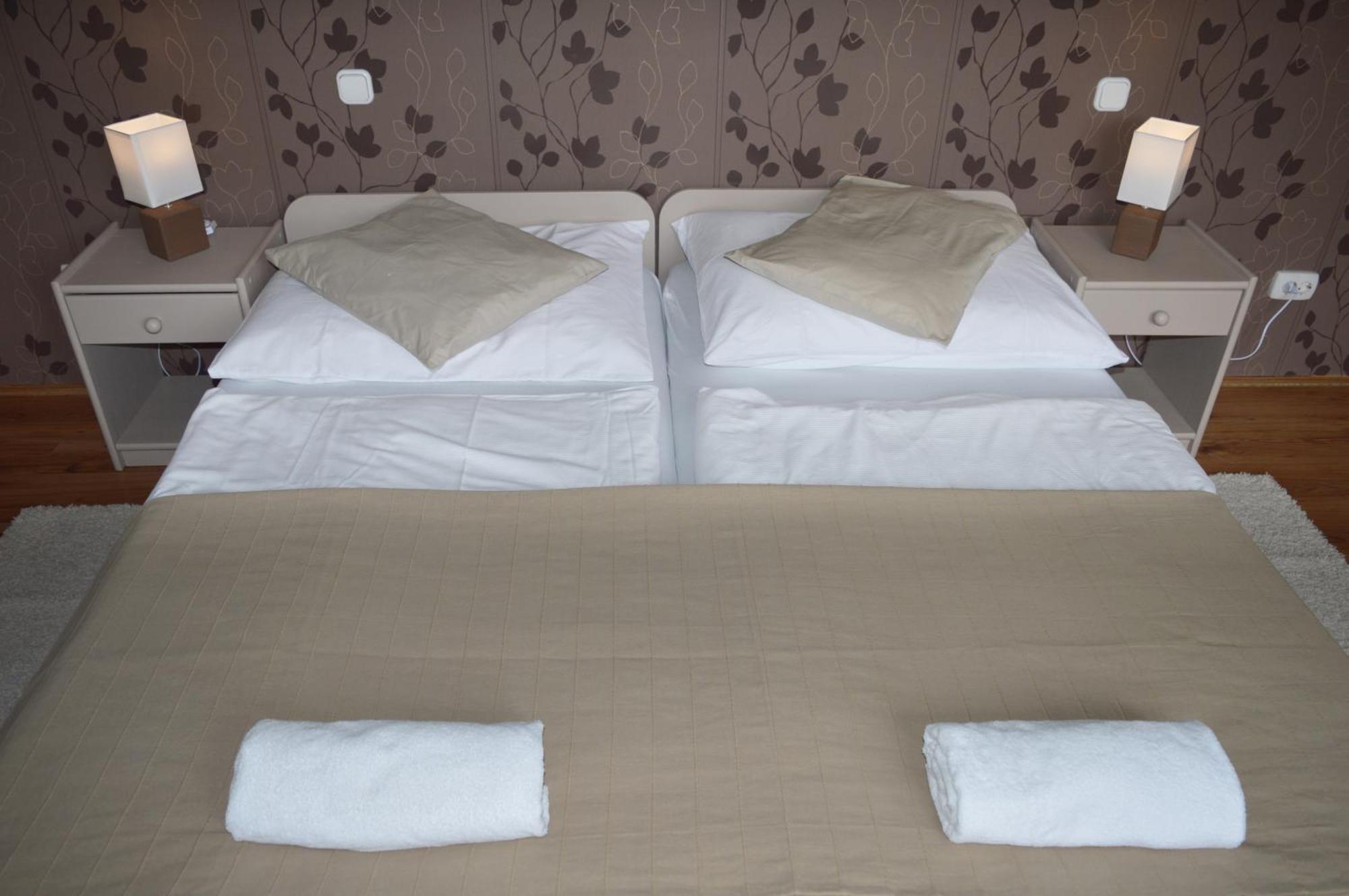 Csolnok Pollushof Panzio Es Etterem B&B 객실 사진
