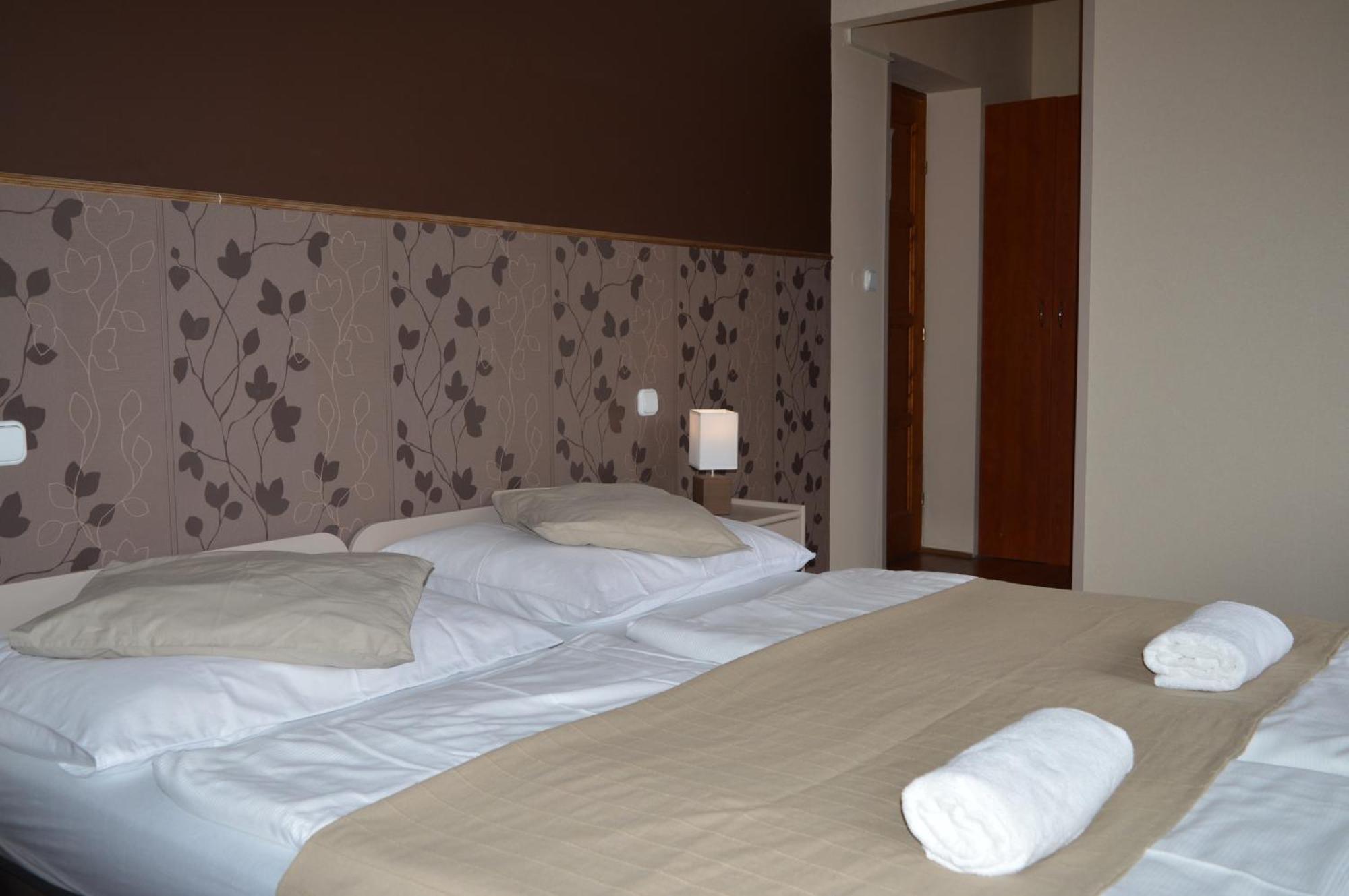 Csolnok Pollushof Panzio Es Etterem B&B 객실 사진