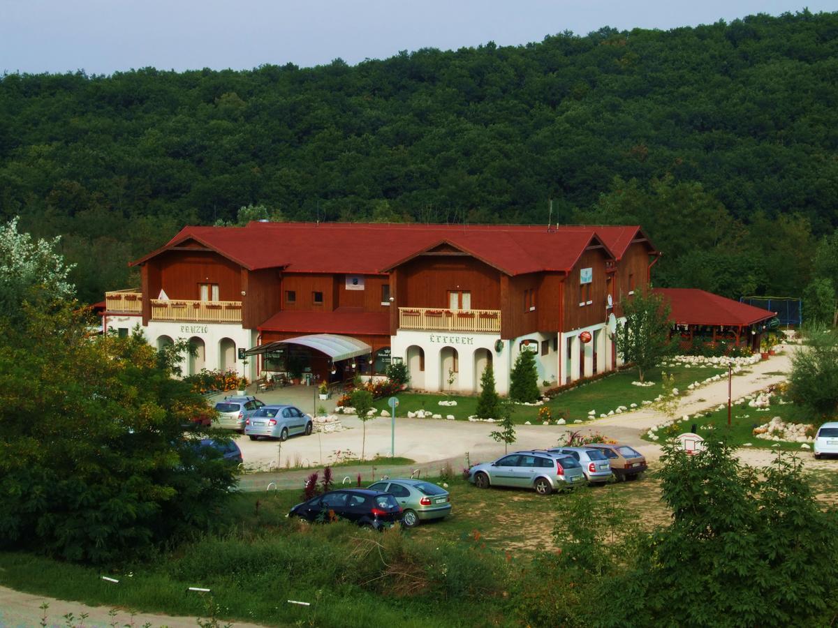 Csolnok Pollushof Panzio Es Etterem B&B 외부 사진