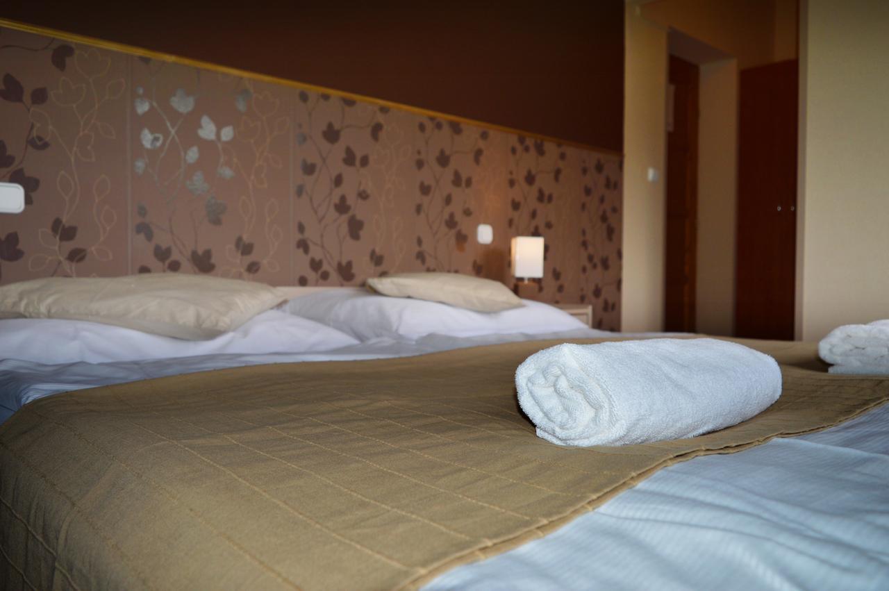 Csolnok Pollushof Panzio Es Etterem B&B 외부 사진