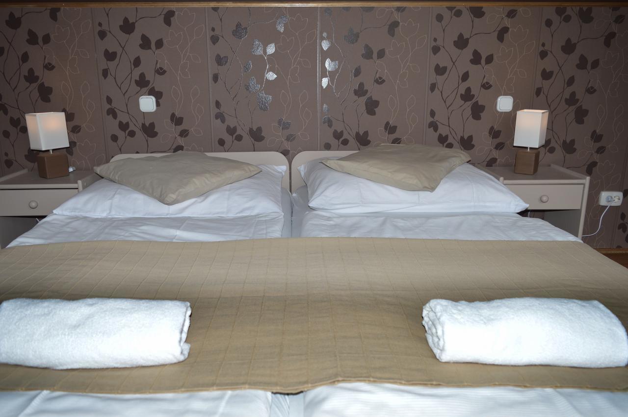 Csolnok Pollushof Panzio Es Etterem B&B 외부 사진